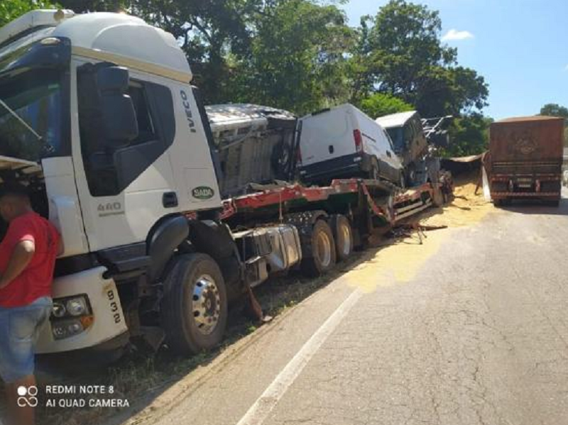 Motorista De Carreta Morre Ap S Bater Em Caminh O Na Br Mato