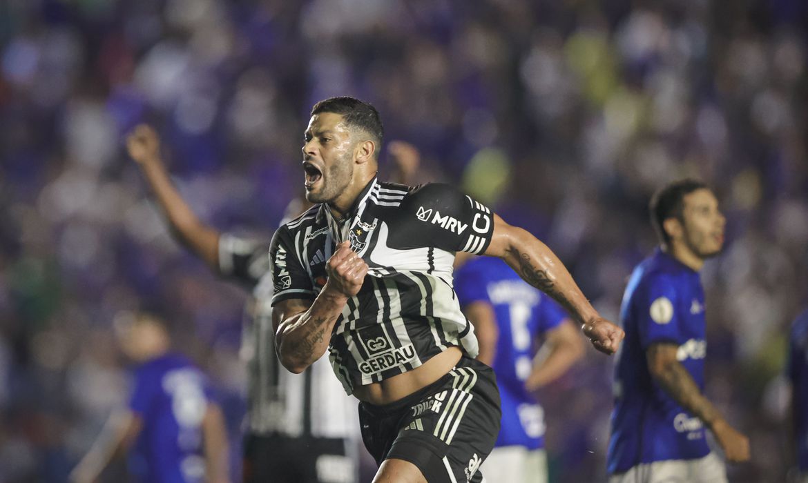 Hulk marca de falta e Atlético MG vence clássico Cruzeiro Mato