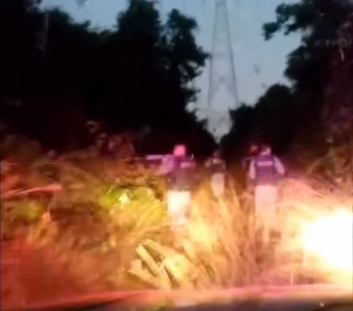 Hilux usada em assalto é encontrada; 100 policiais cercam criminosos fortemente armados