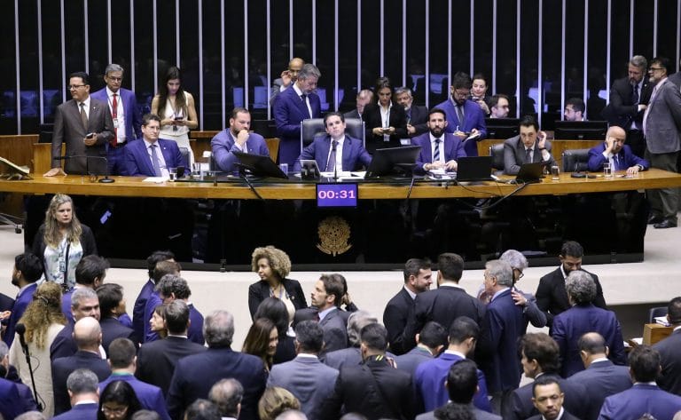 Câmara dos Deputados aprova isenção para salários de até R$ 5 mil e taxa extra para os super-ricos