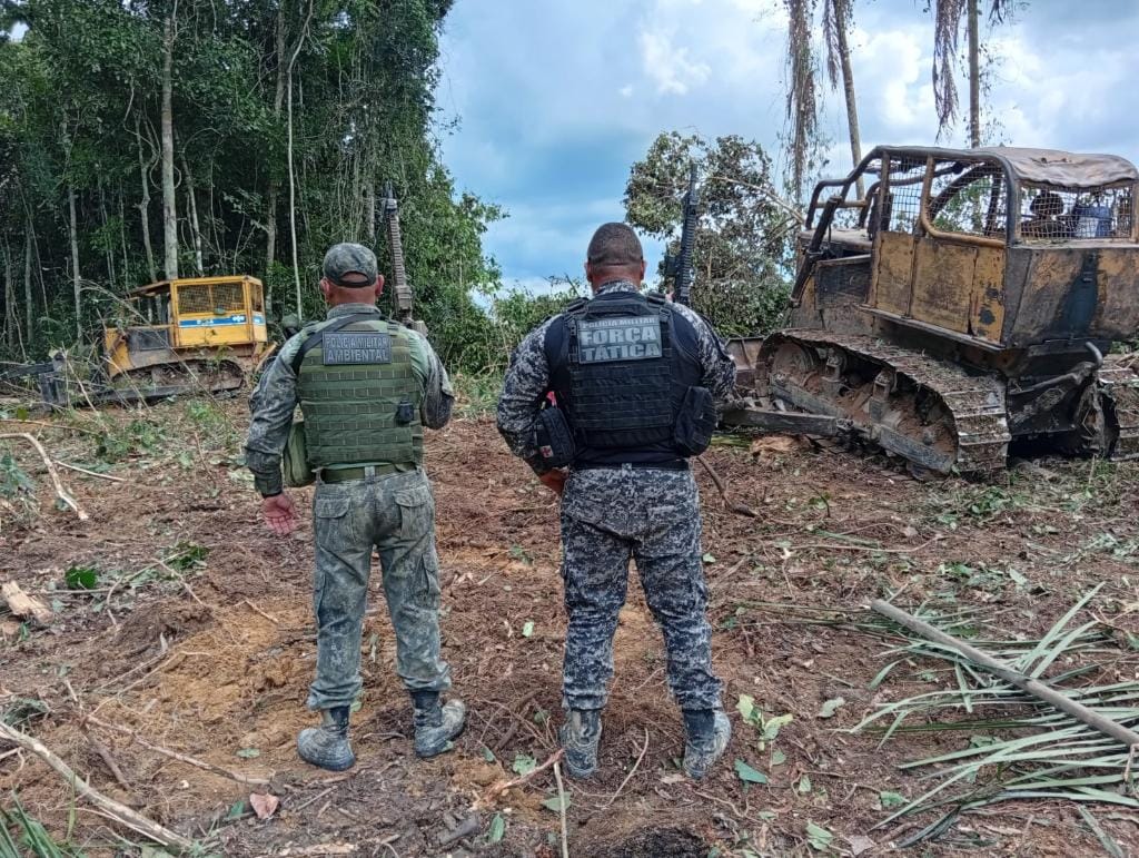 PM apreende máquinas utilizadas em extração ilegal de madeiras em zona rural