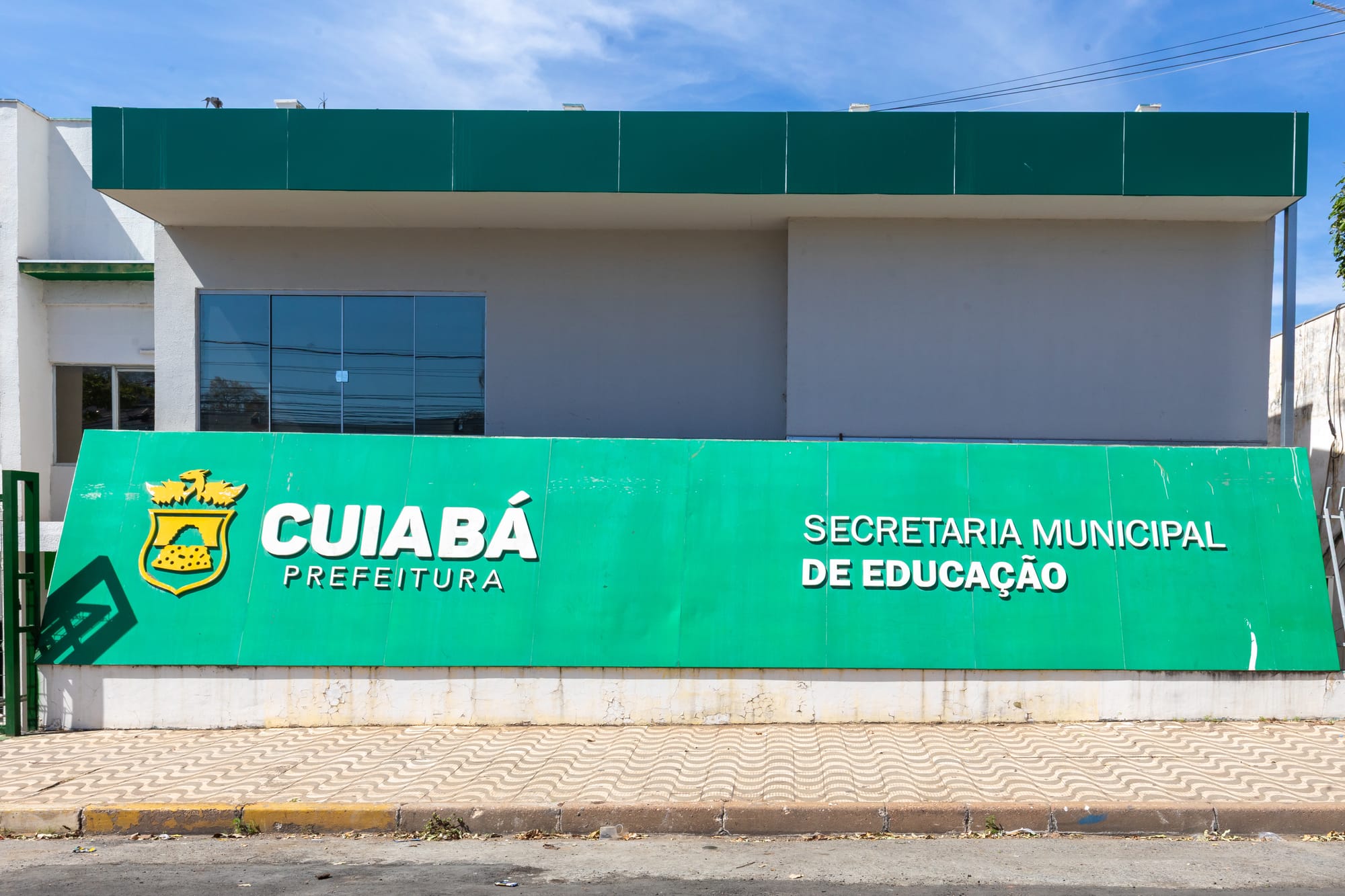 Prefeitura de Cuiabá cria novas gratificações e garante aumento de até 33% a servidores da educação