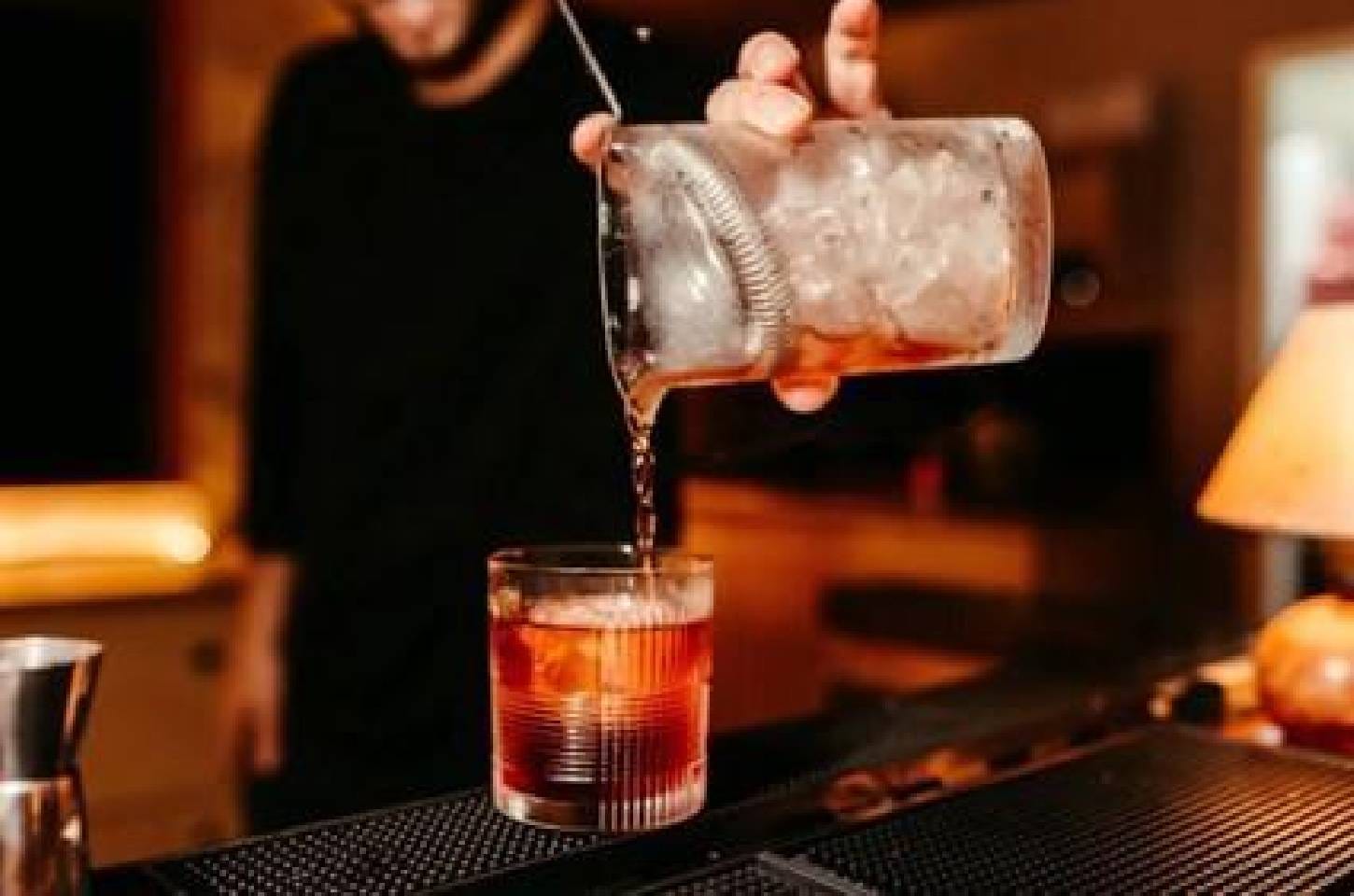 “Bebidas alcoólicas e energéticos desgastam o esmalte e aumentam a sensibilidade dentária”, alerta dentista