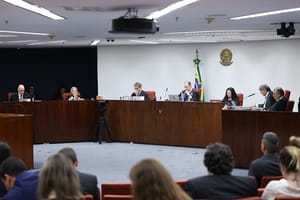 Ministro Fux absolve Jair Bolsonaro e condena Mauro Cid e Braga Netto por tentativa de golpe no Brasil