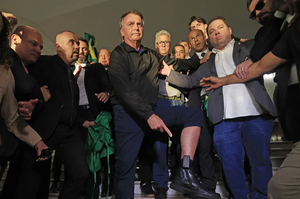 Bolsonaro dá versões conflitantes sobre violação da tornozeleira, e Moraes intima defesa a se manifestar
