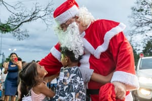 Chegada do Papai Noel, apresentação de coral e presentes marcam ação no Parque Tia Nair