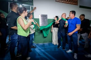 Prefeito entrega ginásio revitalizado e reforça compromisso no esporte