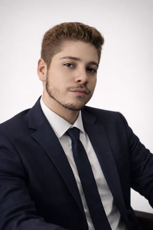 A “Lei de Gaga” e a Fibromialgia: quando a dor invisível finalmente encontra reconhecimento jurídico